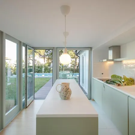 70's Wood House Villa